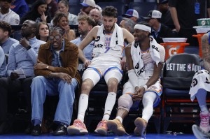 九游游戏-若雷霆战胜快船或马刺不敌开拓者 前者将锁定西部第一